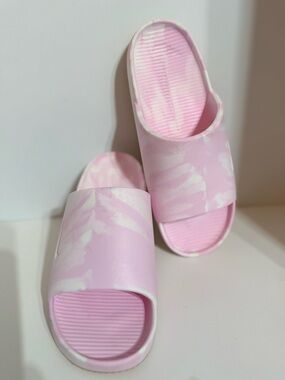 Nike Women's Calm Slide SE in the "Pink Foam" colorway. Women’s 10/ Men’s 9